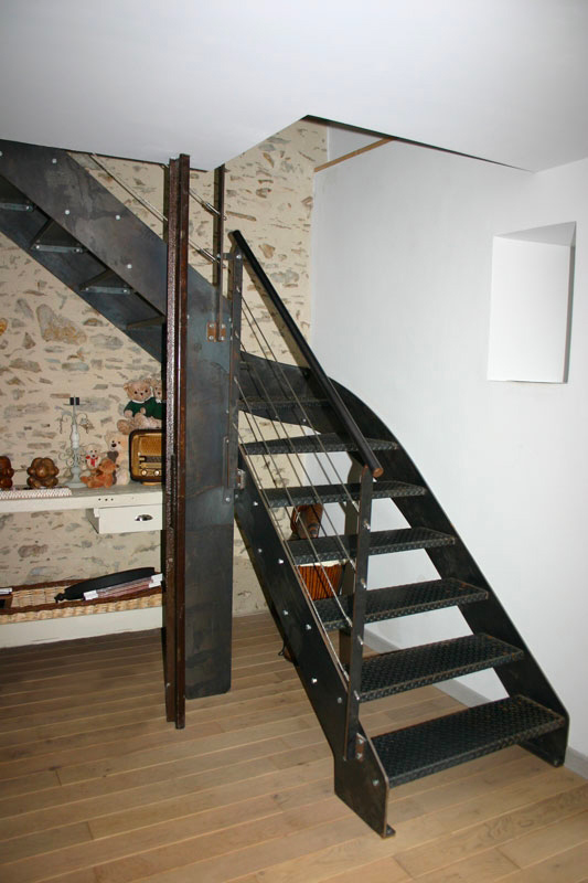 escalier double limon style industriel en métal brut