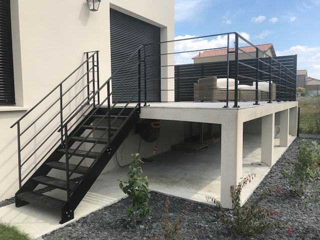 Aménagement terrasse extérieure escalier, clôture et garde-corps aluminium