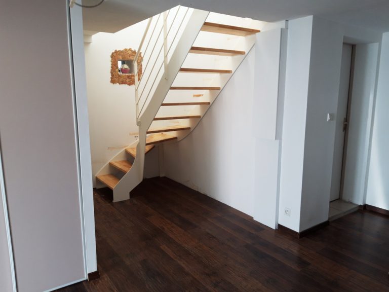 escalier tournant blanc et bois